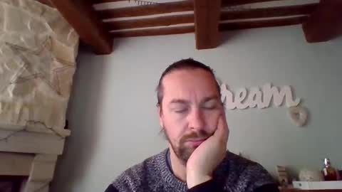 Snapshot of moi9876543210 chatting on January 8, 2025, 10:48 am Julien online show from January 8, 2025, 10:48 am