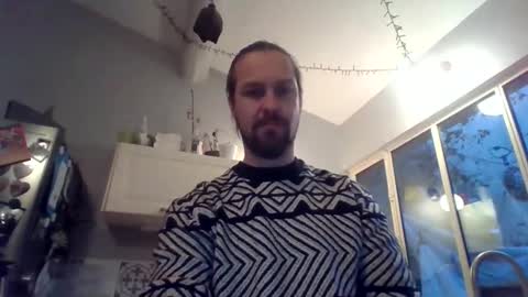 Snapshot of moi9876543210 chatting on February 27, 2025, 5:26 pm Julien online show from February 27, 2025, 5:26 pm