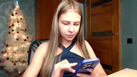 Snapshot of molli_and_tom chatting on December 25, 2024, 5:37 pm Bitcoin 1P8NuZxsaNsQTx7wJJJ7Ao1mic4nvJPVLC online show from December 25, 2024, 5:37 pm