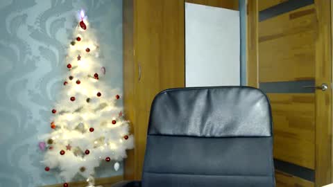 Snapshot of molli_and_tom chatting on January 24, 2025, 12:20 am Bitcoin 1P8NuZxsaNsQTx7wJJJ7Ao1mic4nvJPVLC online show from January 24, 2025, 12:20 am