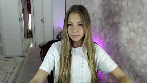 Snapshot of molli_and_tom chatting on October 18, 2025, 3:35 pm Bitcoin 1P8NuZxsaNsQTx7wJJJ7Ao1mic4nvJPVLC online show from October 18, 2025, 3:35 pm