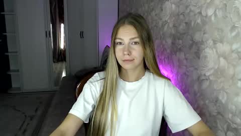 Snapshot of molli_and_tom chatting on October 23, 2025, 3:11 pm Bitcoin 1P8NuZxsaNsQTx7wJJJ7Ao1mic4nvJPVLC online show from October 23, 2025, 3:11 pm