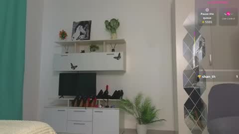 molliblum online show from June 3, 2026, 2:19 pm