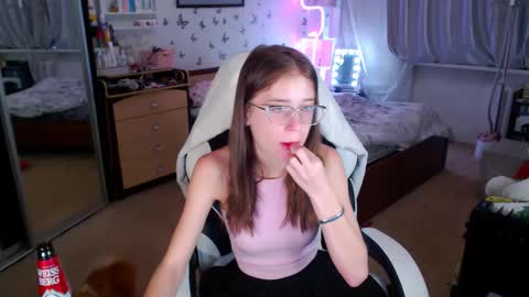 Molly Prvt is open online show from October 8, 2025, 6:00 am