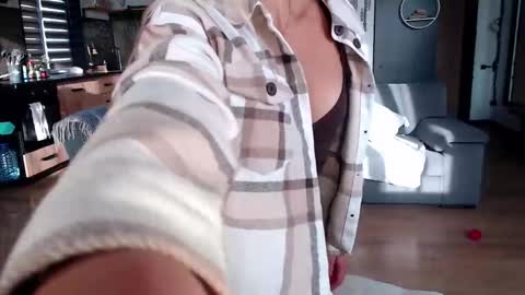 Molly online show from November 22, 2025, 11:20 am