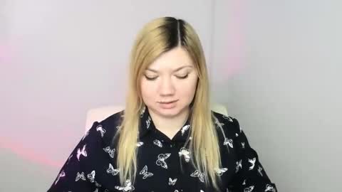 Snapshot of molly_moree chatting on January 17, 2025, 12:21 pm Molly online show from January 17, 2025, 12:21 pm