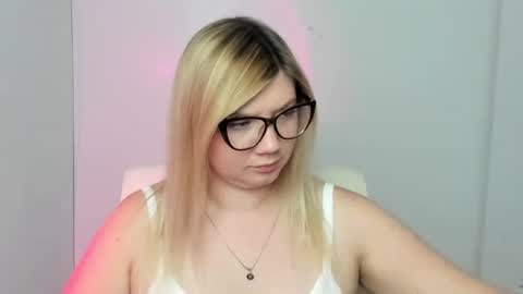 Snapshot of molly_moree chatting on September 9, 2025, 11:54 am Molly online show from September 9, 2025, 11:54 am