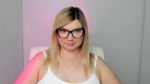 Snapshot of molly_moree chatting on September 12, 2025, 11:32 am Molly online show from September 12, 2025, 11:32 am