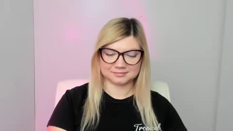 Snapshot of molly_moree chatting on September 13, 2025, 11:32 am Molly online show from September 13, 2025, 11:32 am