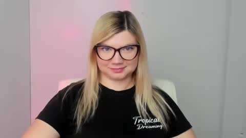 Snapshot of molly_moree chatting on September 17, 2025, 11:45 am Molly online show from September 17, 2025, 11:45 am