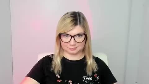 Snapshot of molly_moree chatting on September 22, 2025, 11:45 am Molly online show from September 22, 2025, 11:45 am