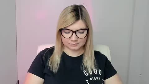 Snapshot of molly_moree chatting on September 30, 2025, 11:48 am Molly online show from September 30, 2025, 11:48 am