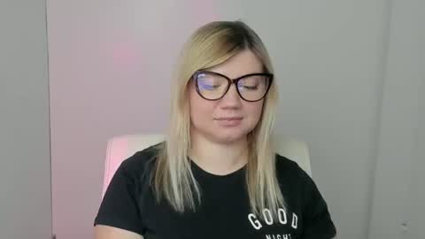 Snapshot of molly_moree chatting on October 3, 2025, 11:51 am Molly online show from October 3, 2025, 11:51 am