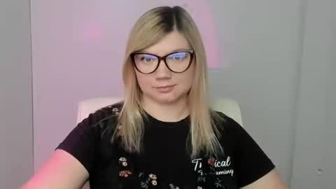 Snapshot of molly_moree chatting on October 6, 2025, 12:02 pm Molly online show from October 6, 2025, 12:02 pm