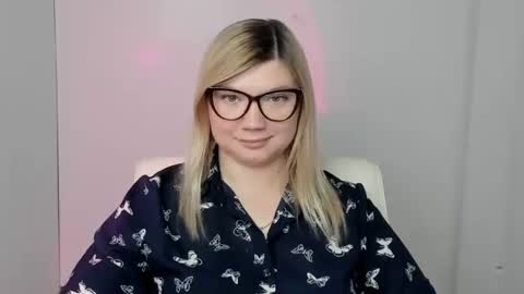 Snapshot of molly_moree chatting on October 8, 2025, 6:16 pm Molly online show from October 8, 2025, 6:16 pm