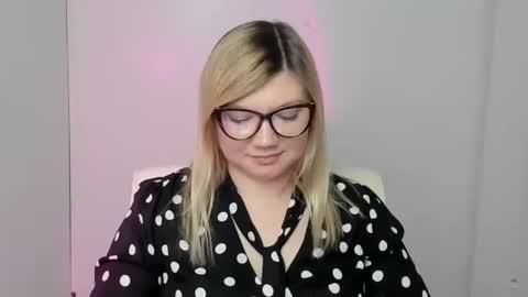 Snapshot of molly_moree chatting on October 10, 2025, 8:19 pm Molly online show from October 10, 2025, 8:19 pm