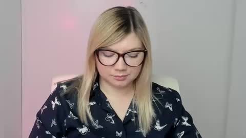 Snapshot of molly_moree chatting on October 12, 2025, 12:26 pm Molly online show from October 12, 2025, 12:26 pm