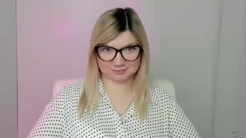 Snapshot of molly_moree chatting on October 13, 2025, 11:43 am Molly online show from October 13, 2025, 11:43 am