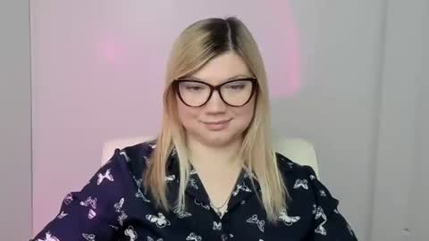 Snapshot of molly_moree chatting on October 14, 2025, 5:41 am Molly online show from October 14, 2025, 5:41 am