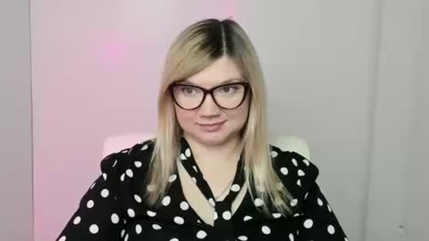 Snapshot of molly_moree chatting on October 15, 2025, 12:05 pm Molly online show from October 15, 2025, 12:05 pm