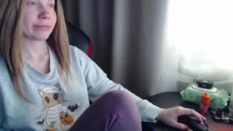 I have new photos come and see with love Molly online show from October 10, 2025, 8:57 am