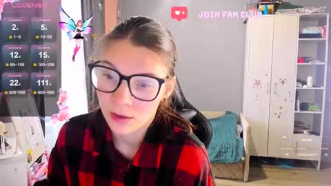 Snapshot of mollylollipop20 chatting on October 2, 2025, 5:14 am KIRA online show from October 2, 2025, 5:14 am