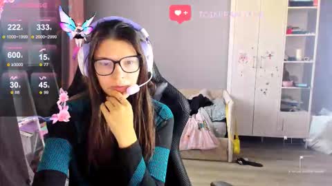 Snapshot of mollylollipop20 chatting on October 16, 2025, 5:08 am KIRA online show from October 16, 2025, 5:08 am