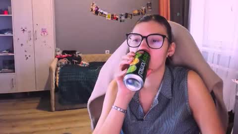  KIRA  online show from December 15, 2025, 5:55 am