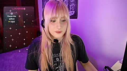 Snapshot of mollymeyeer chatting on April 1, 2026, 3:40 am Molly online show from April 1, 2026, 3:40 am