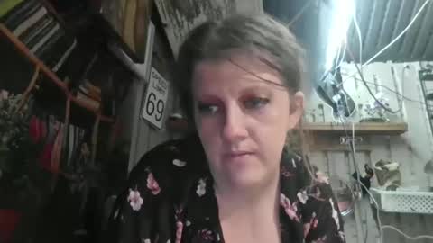 Molotovfoxtail online show from November 30, 2025, 4:49 am