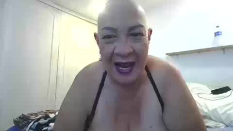 Snapshot of mom_is_wet chatting on October 15, 2025, 4:01 am nativa online show from October 15, 2025, 4:01 am