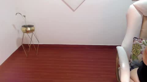 Snapshot of mom_xxx chatting on December 10, 2024, 6:28 pm Sara online show from December 10, 2024, 6:28 pm