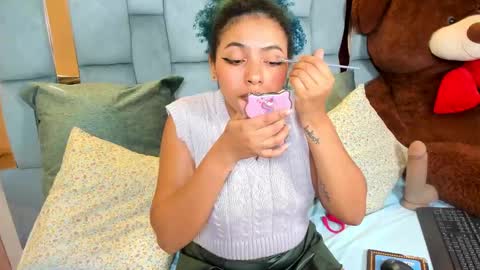 Momo  online show from September 22, 2025, 1:29 am