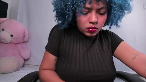 Momo  online show from April 19, 2026, 3:28 am