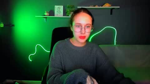 Mona  online show from October 16, 2025, 8:10 pm