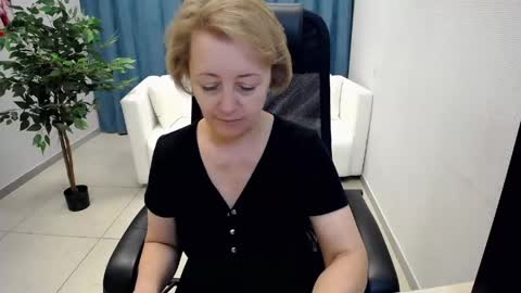 Snapshot of mona_w chatting on June 7, 2026, 11:58 am Mona online show from June 7, 2026, 11:58 am