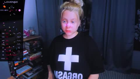 Snapshot of monalauu chatting on March 20, 2026, 1:10 am online show from March 20, 2026, 1:10 am