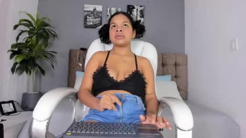 monica_robles_ online show from April 7, 2026, 8:09 pm