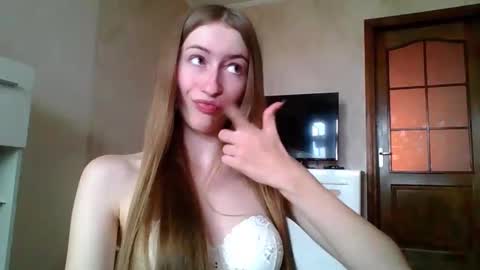 Snapshot of monica_tamayo chatting on May 7, 2026, 12:10 pm Monica online show from May 7, 2026, 12:10 pm