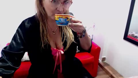 Snapshot of monserrat_diva chatting on October 1, 2025, 11:00 pm monserrat_diva online show from October 1, 2025, 11:00 pm