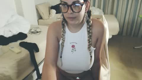 Snapshot of montserrat123 chatting on June 6, 2026, 9:08 pm Monse online show from June 6, 2026, 9:08 pm