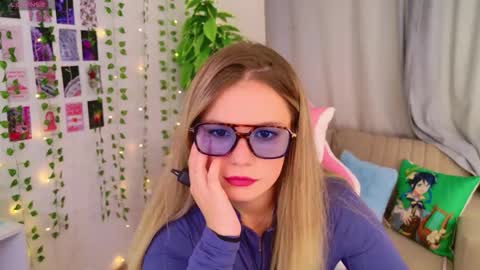 Moon  Bunny online show from September 28, 2025, 12:32 pm