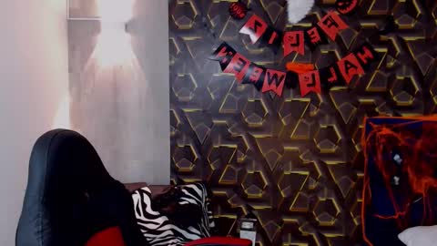 moon_and_fire_ online show from October 30, 2025, 6:26 am