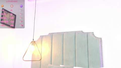 Snapshot of moon_blue95 chatting on April 30, 2026, 12:17 am Moon online show from April 30, 2026, 12:17 am