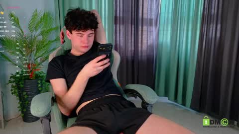 moon_gloww online show from April 20, 2026, 6:27 am