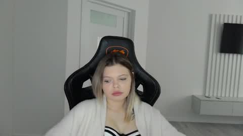 Snapshot of moon_lili chatting on March 22, 2026, 12:30 pm moon_lili online show from March 22, 2026, 12:30 pm