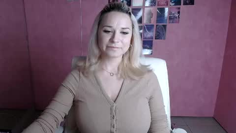 Snapshot of moonsusanna chatting on June 16, 2026, 5:21 am Susanna online show from June 16, 2026, 5:21 am