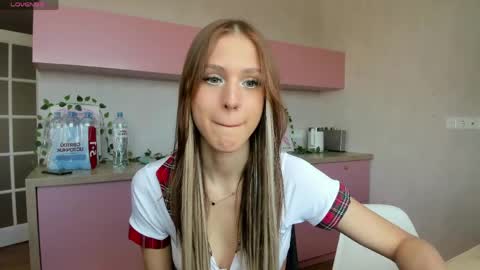 moony_light online show from May 18, 2026, 8:42 am