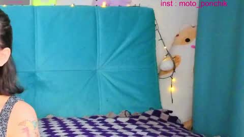 Snapshot of moto_ponchik chatting on May 1, 2026, 5:45 am Kris online show from May 1, 2026, 5:45 am