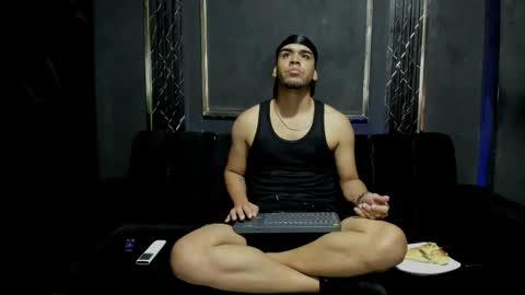 mr_maximo online show from November 25, 2025, 3:17 am